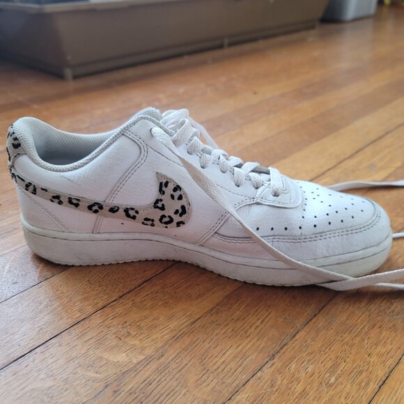 Nike size 8.5 sneakers - Picture 2 of 9